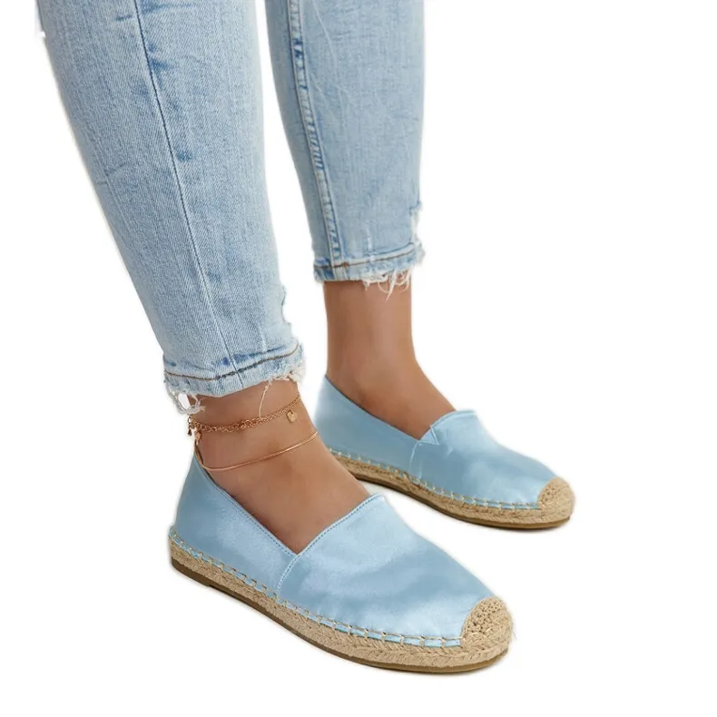 HEMELSBLAUWE ESPADRILLES MET GLANS OP HET CAITHLINPLATEAU